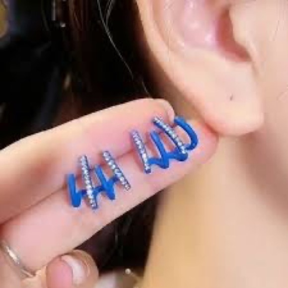 ⭐️PIN Clip Four Claws Stud Pierced Earrings⭐️ - Picture 2 of 4